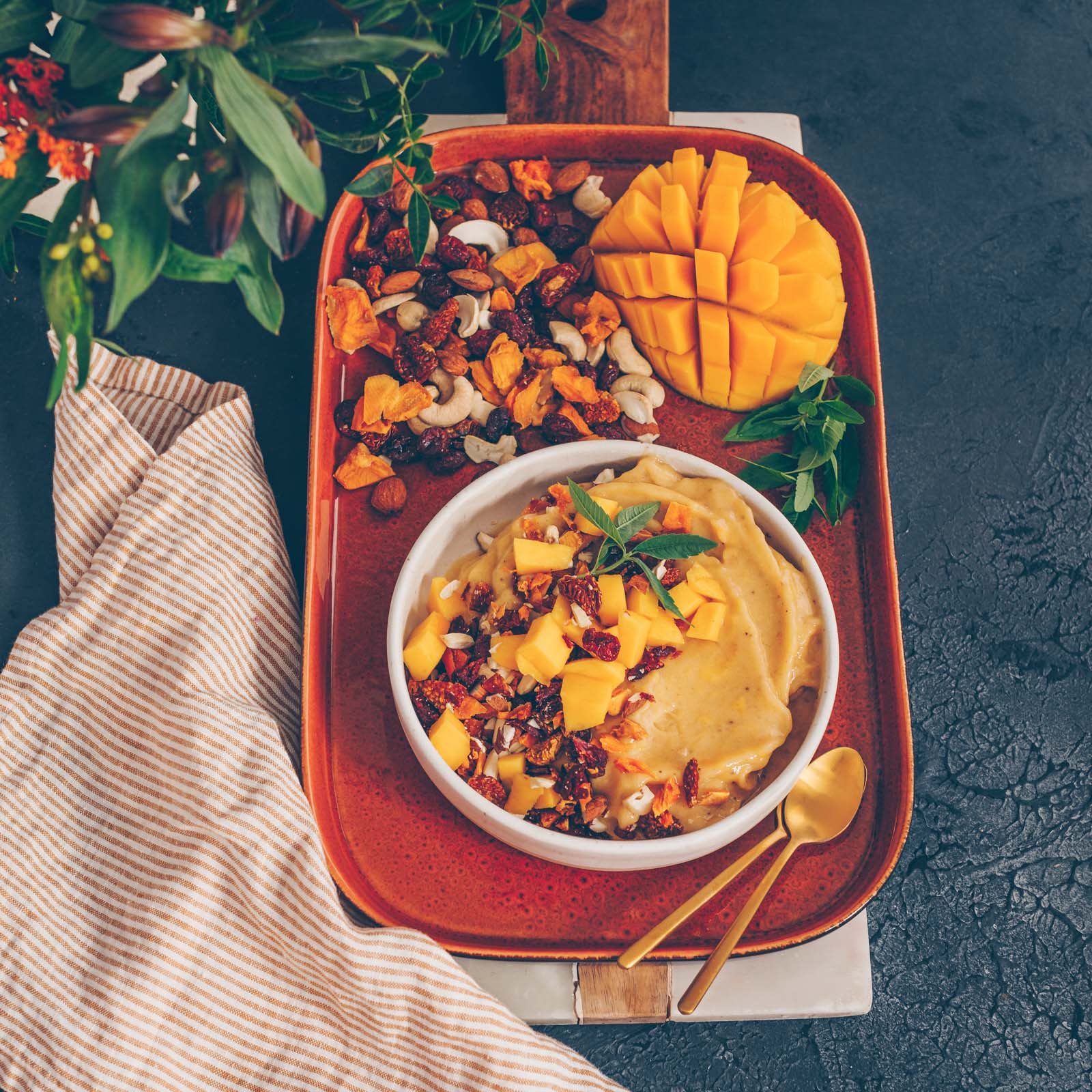 Mango Nicecream mit Trockenfrüchten