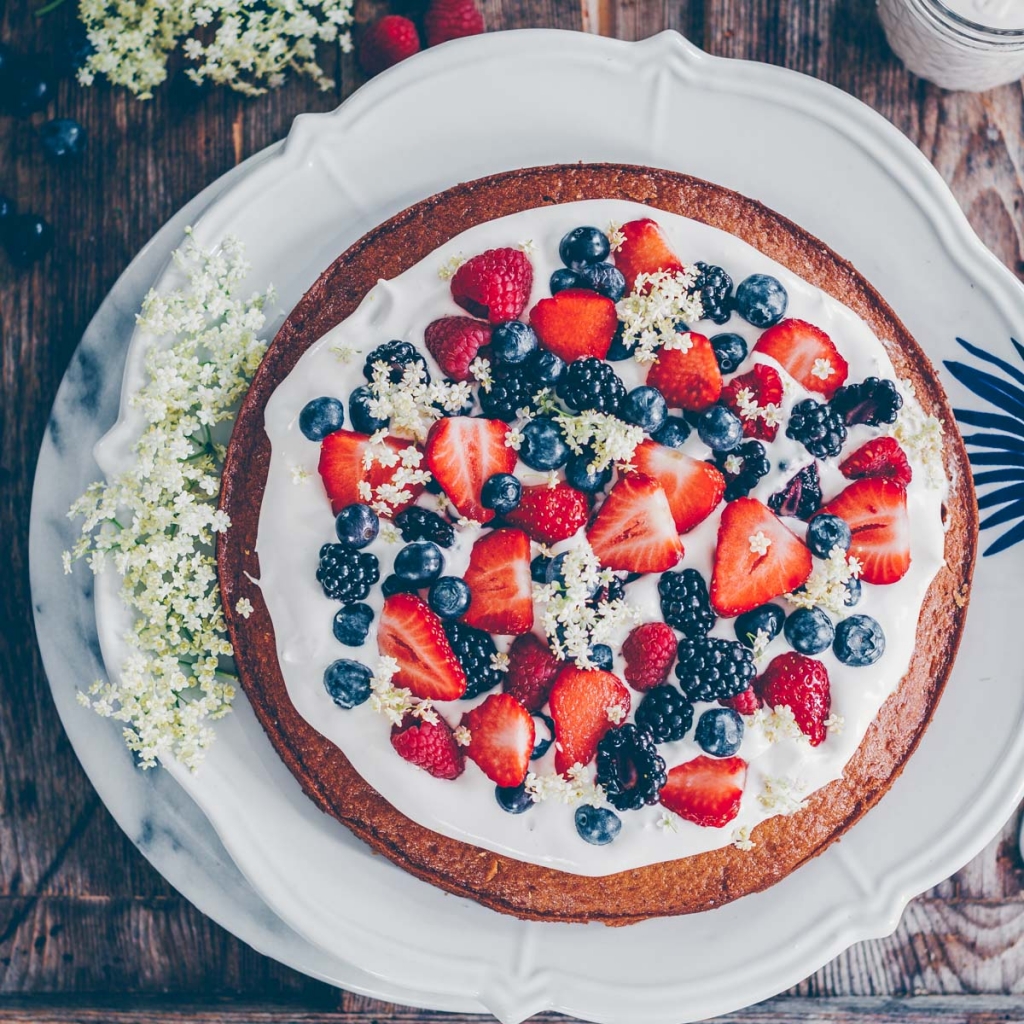 Almond sponge cake with berries