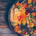 Kürbis Hummus mit geröstetem Gemüse