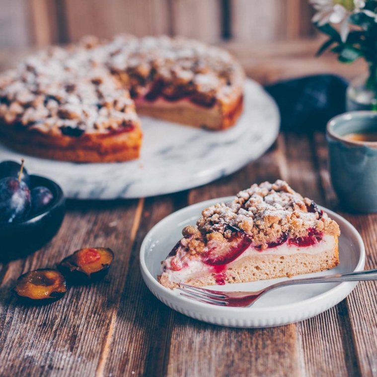 Plum cake with crumbles and curd layer