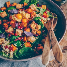 Bunter Salat mit Süsskartoffel, Tofu und Quinoa