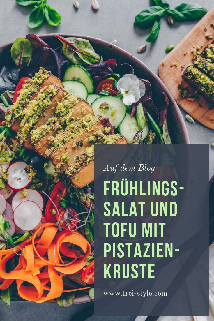 Frühlings-Salat und Tofu mit Pistazienkruste