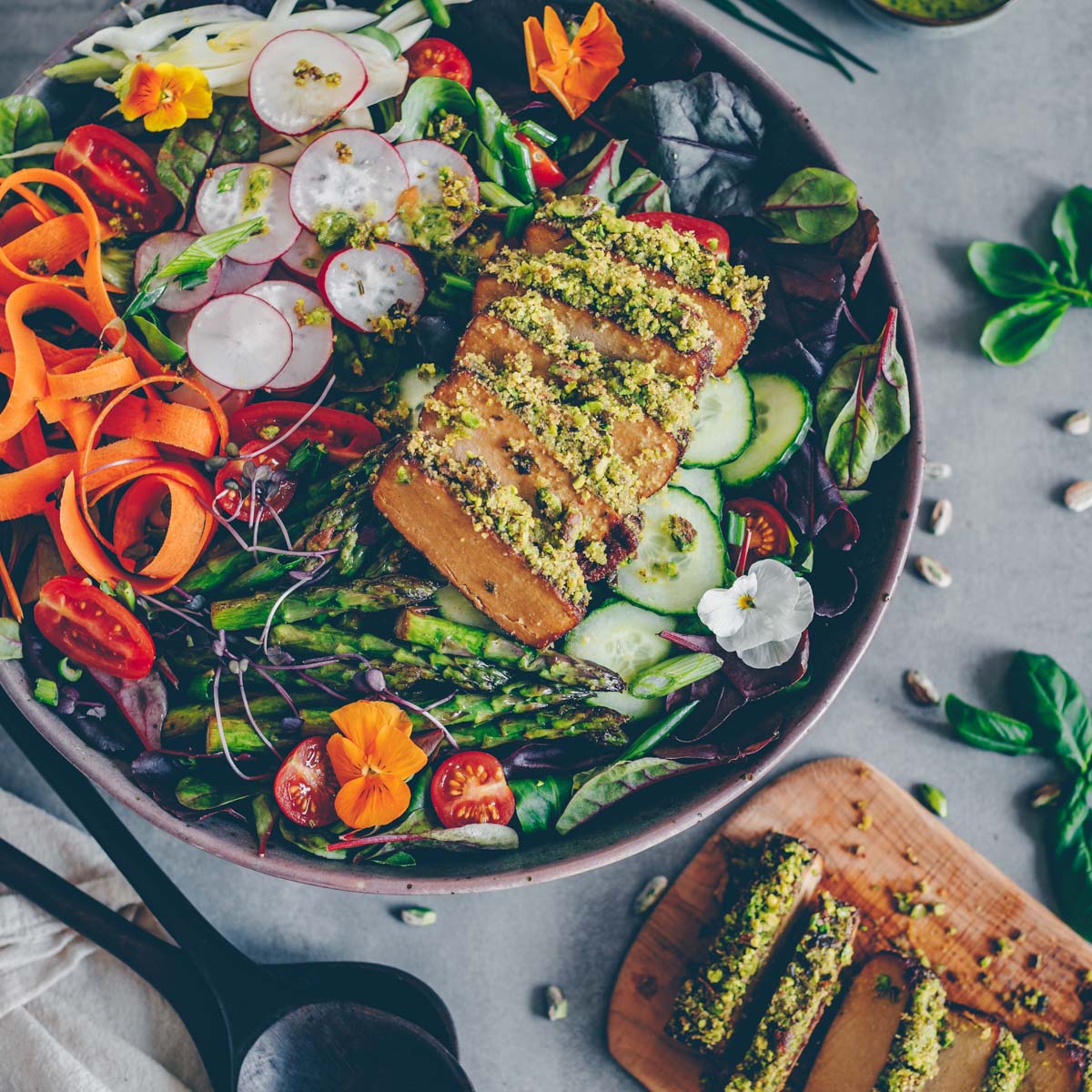 Frühlings-Salat und Tofu mit Pistazienkruste