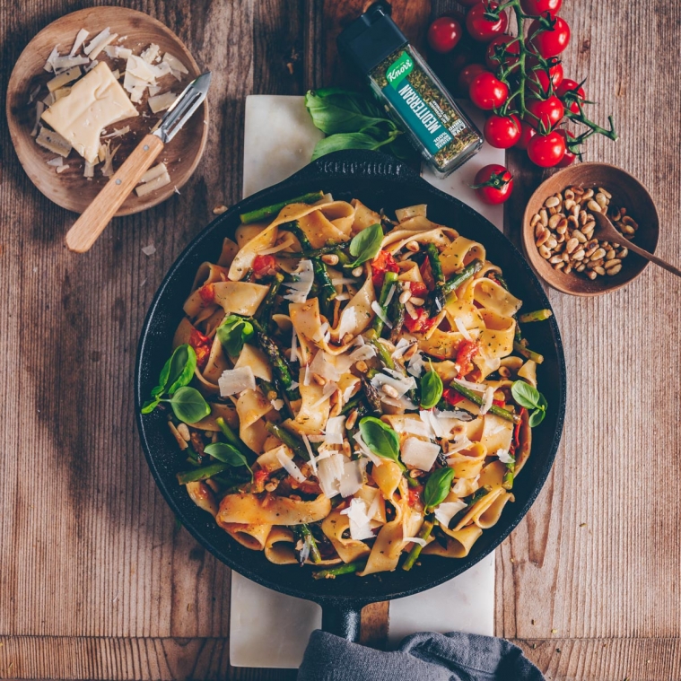 Mediterranean pasta with asparagus and tomatoes