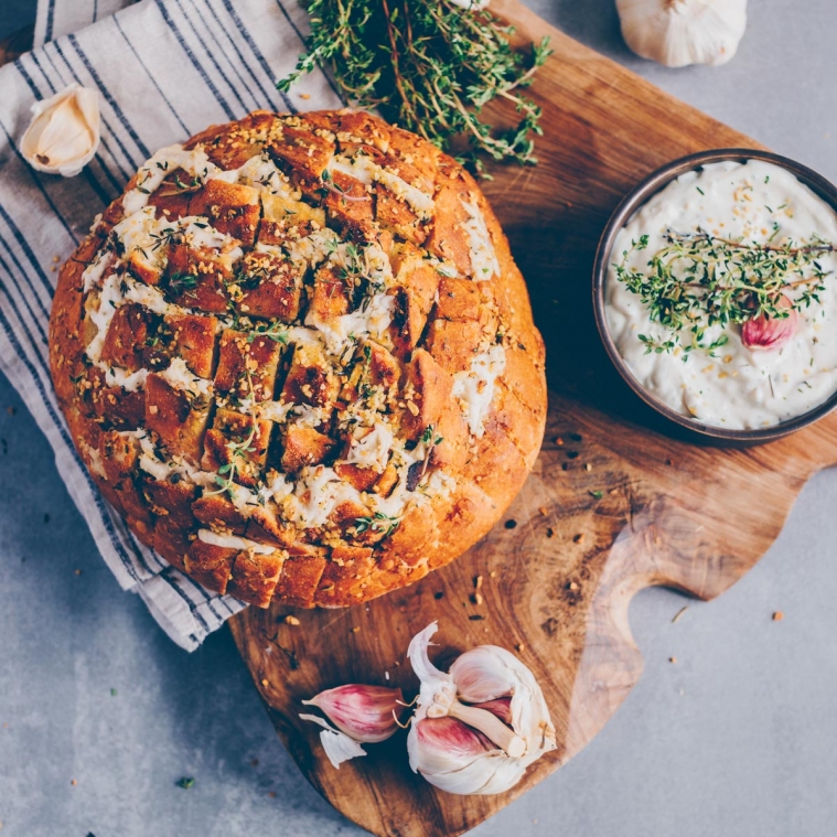 Garlic bread with garlic dip