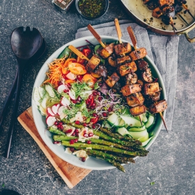 Gegrillte Tofu-Pilz Spiesse mit Salat