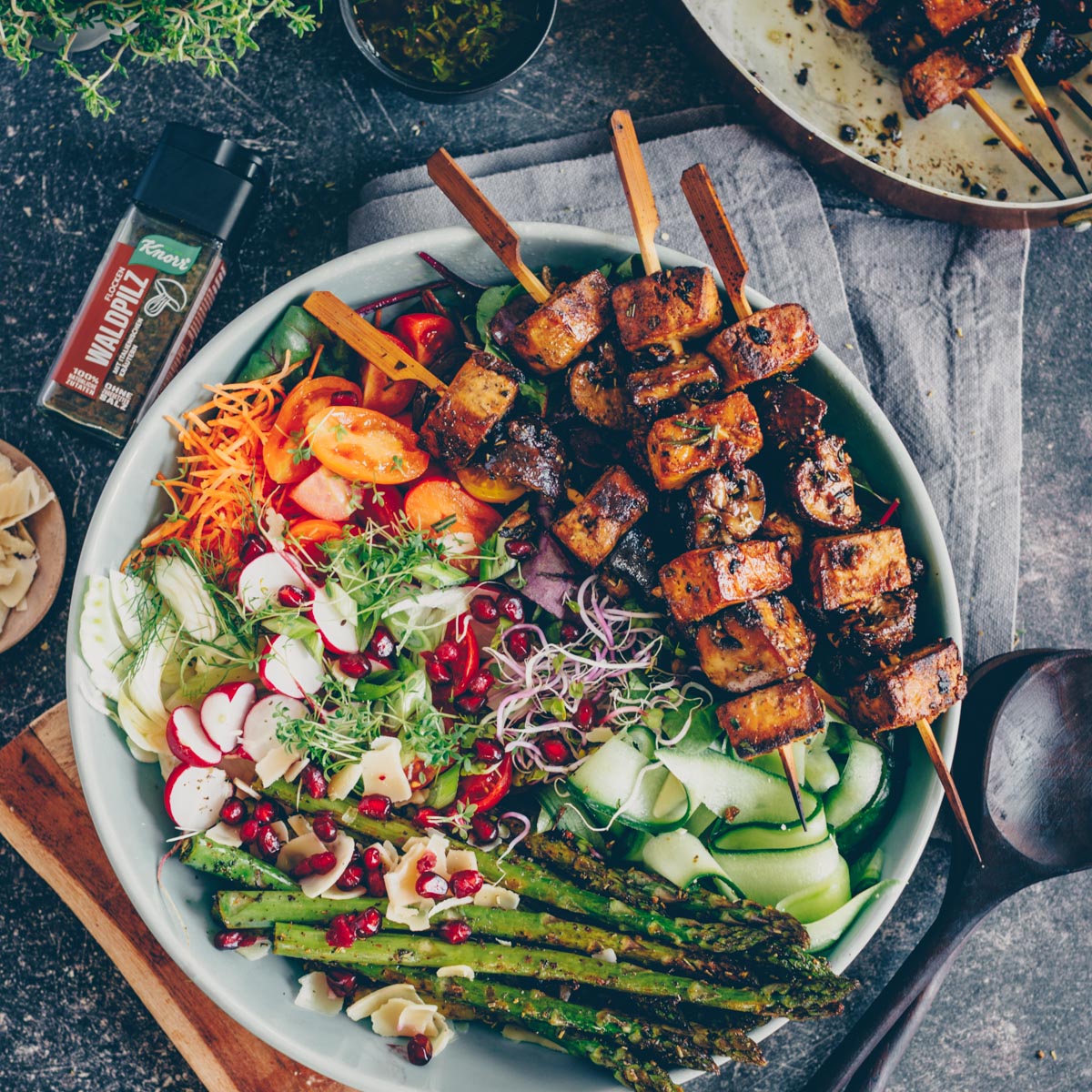 Gegrillte Tofu-Pilz Spiesse mit Salat