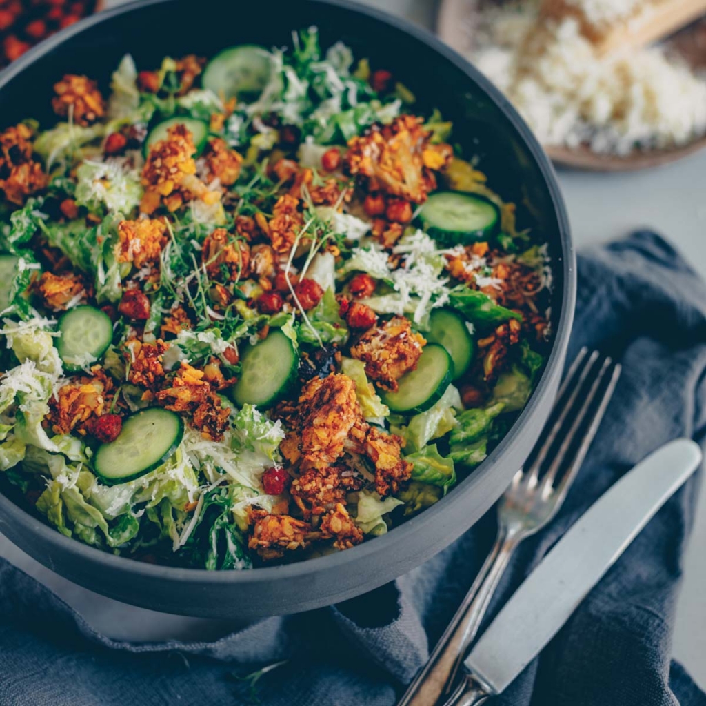 Caesar Salad mit Kichererbsen und knusprigem Blumenkohl