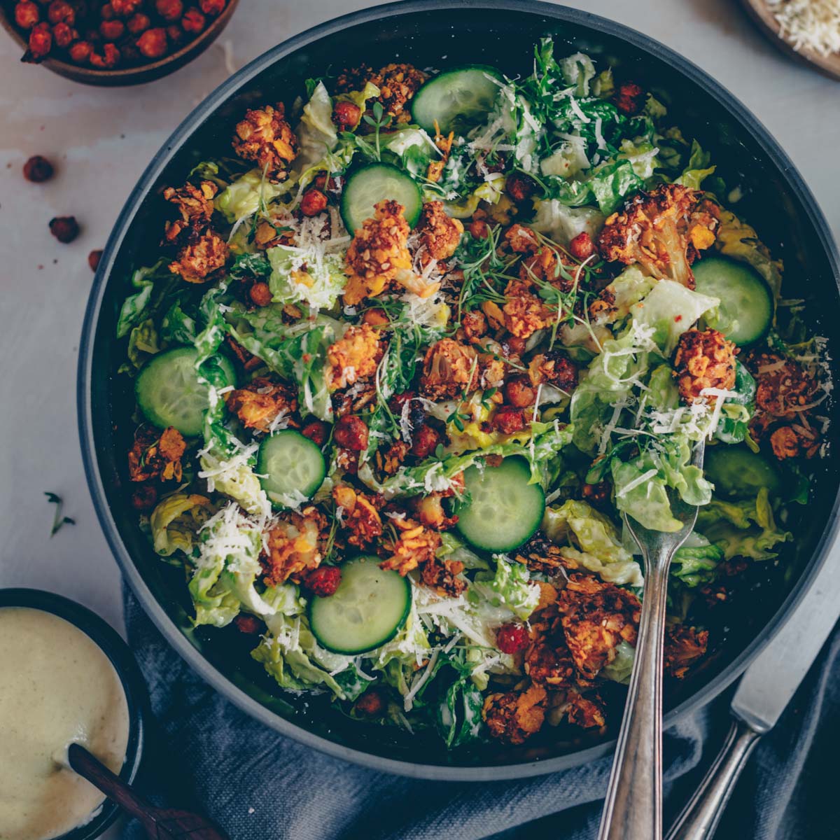 Caesar Salad mit Kichererbsen und knusprigem Blumenkohl