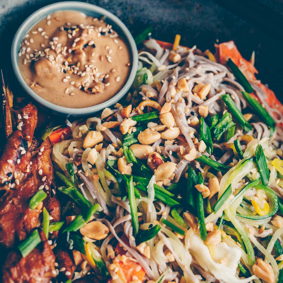 Soba-Nudel Salat mit Erdnussdressing