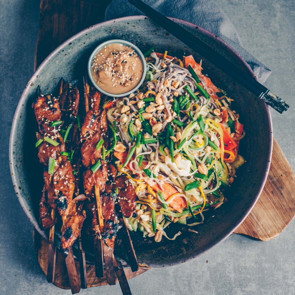 Soba-Nudel Salat mit Erdnussdressing