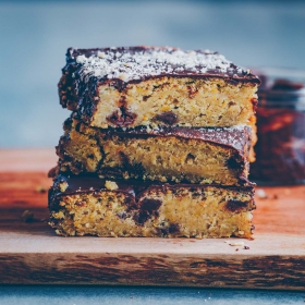 Zucchini-Blondies mit Schokolade