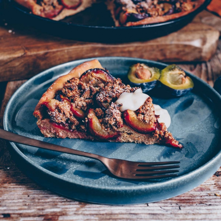 Plum cake with healthy crumbles