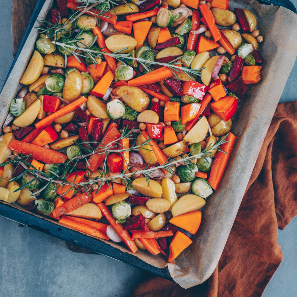 Herbstliches Ofengemüse mit veganem Feta