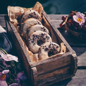 Vegane Donuts mit Kaffee-Glasur