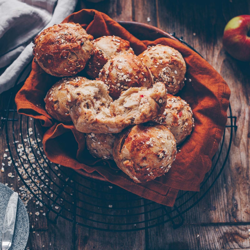 Apple muesli buns