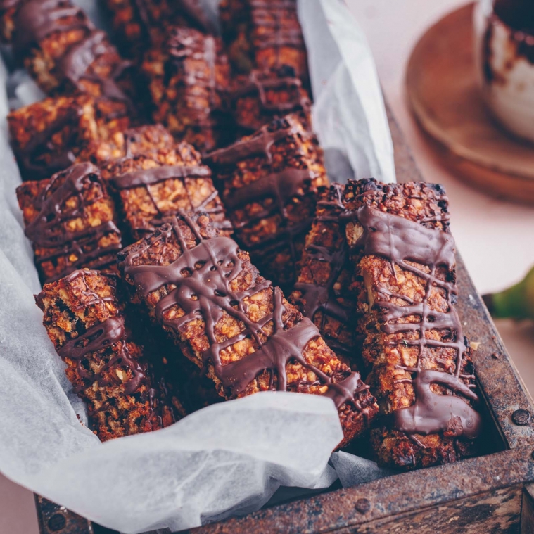 Banana-chocolate granola bars