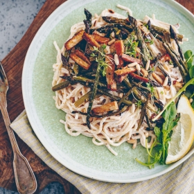 Cremige Frühlingspasta mit Spargel und Tofu