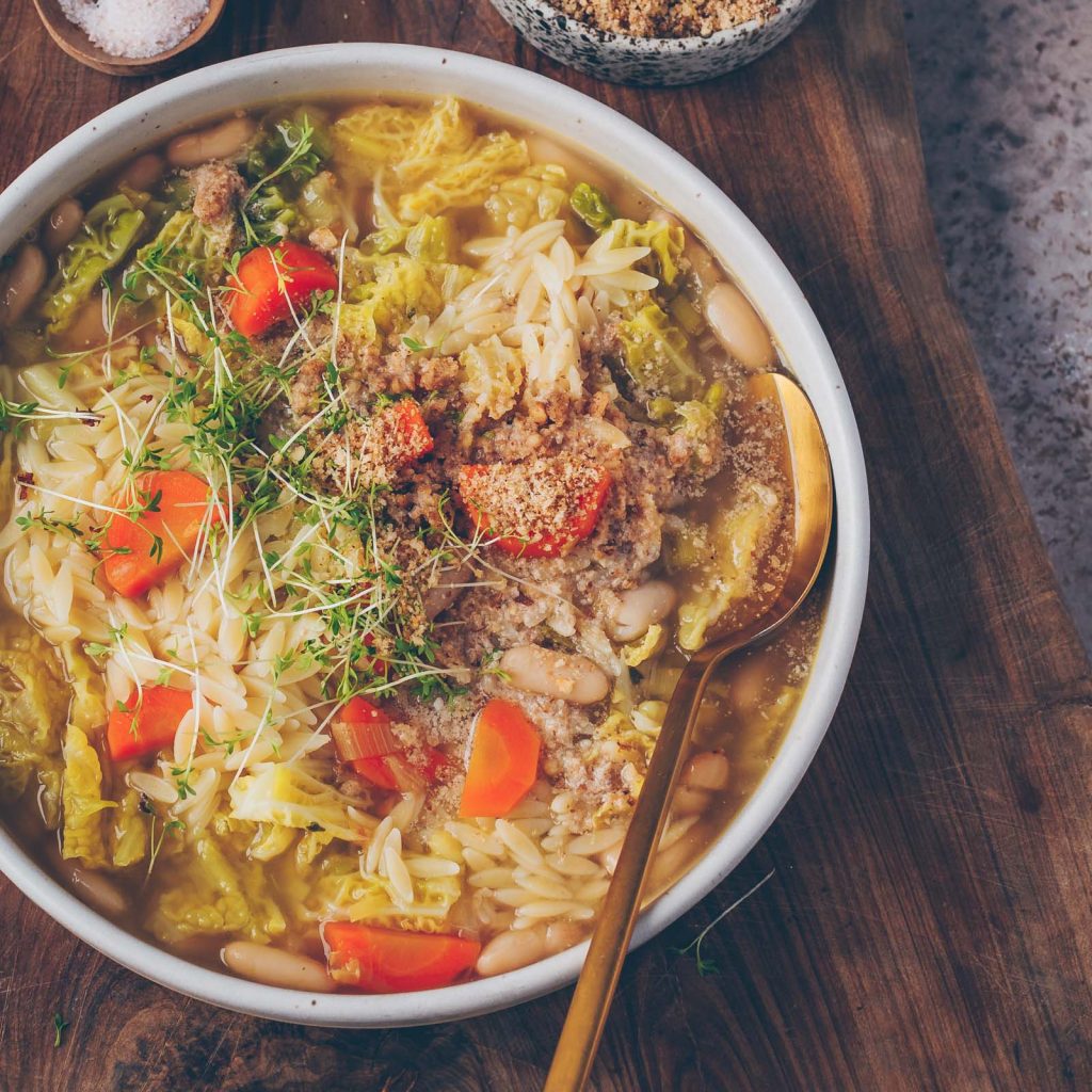 Minestrone mit Wirsing und weissen Bohnen