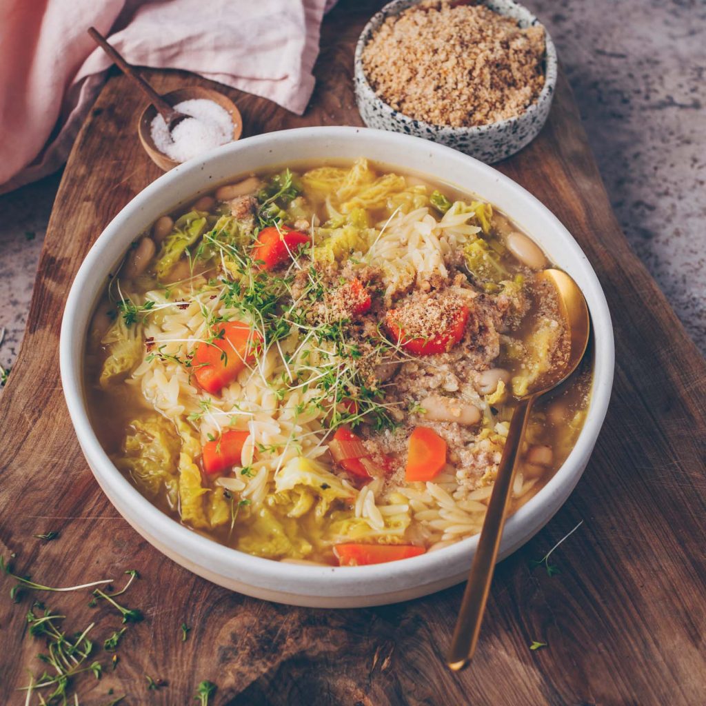 Minestrone mit Wirsing und weissen Bohnen