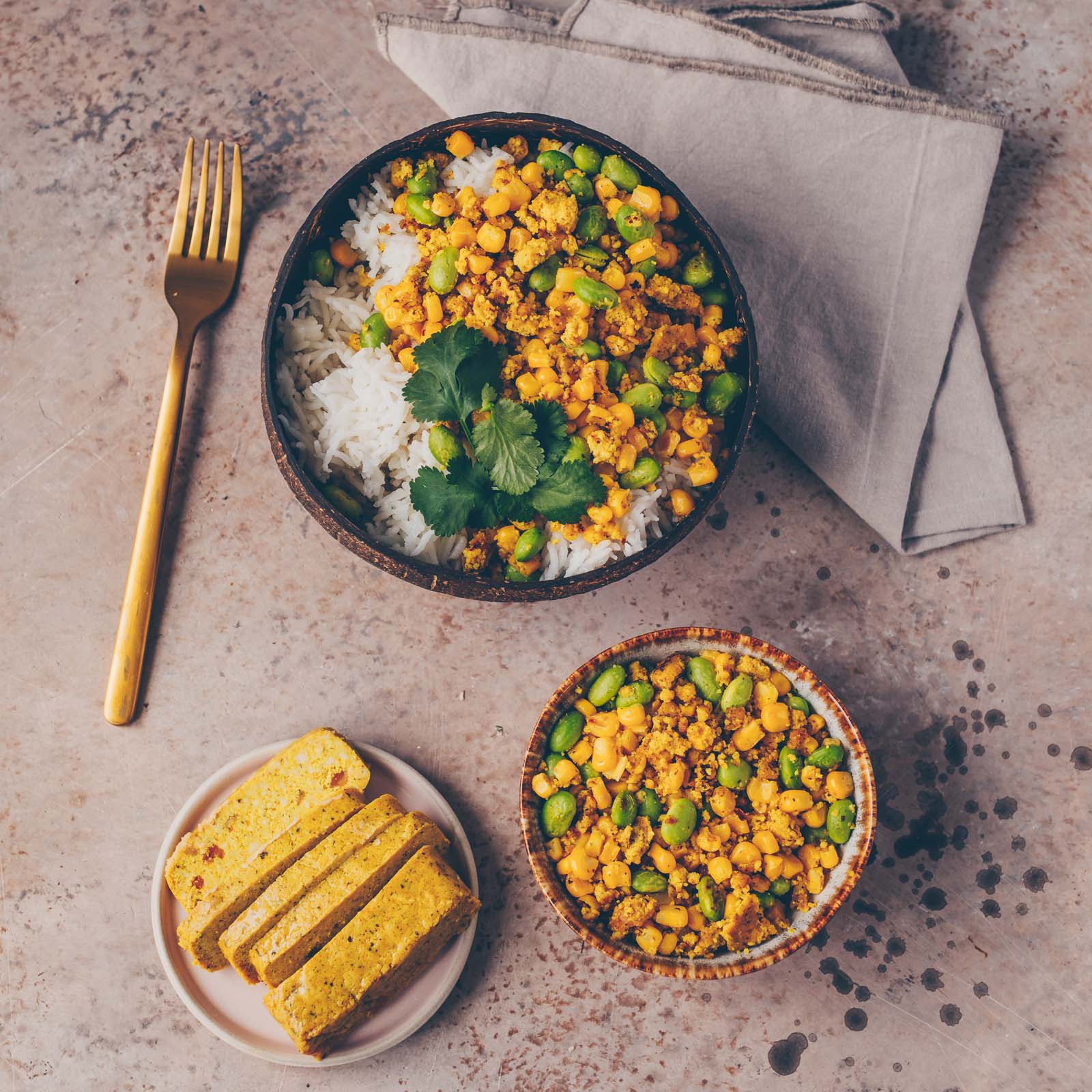 Tofu in der Bowl mit Reis und Gemüse