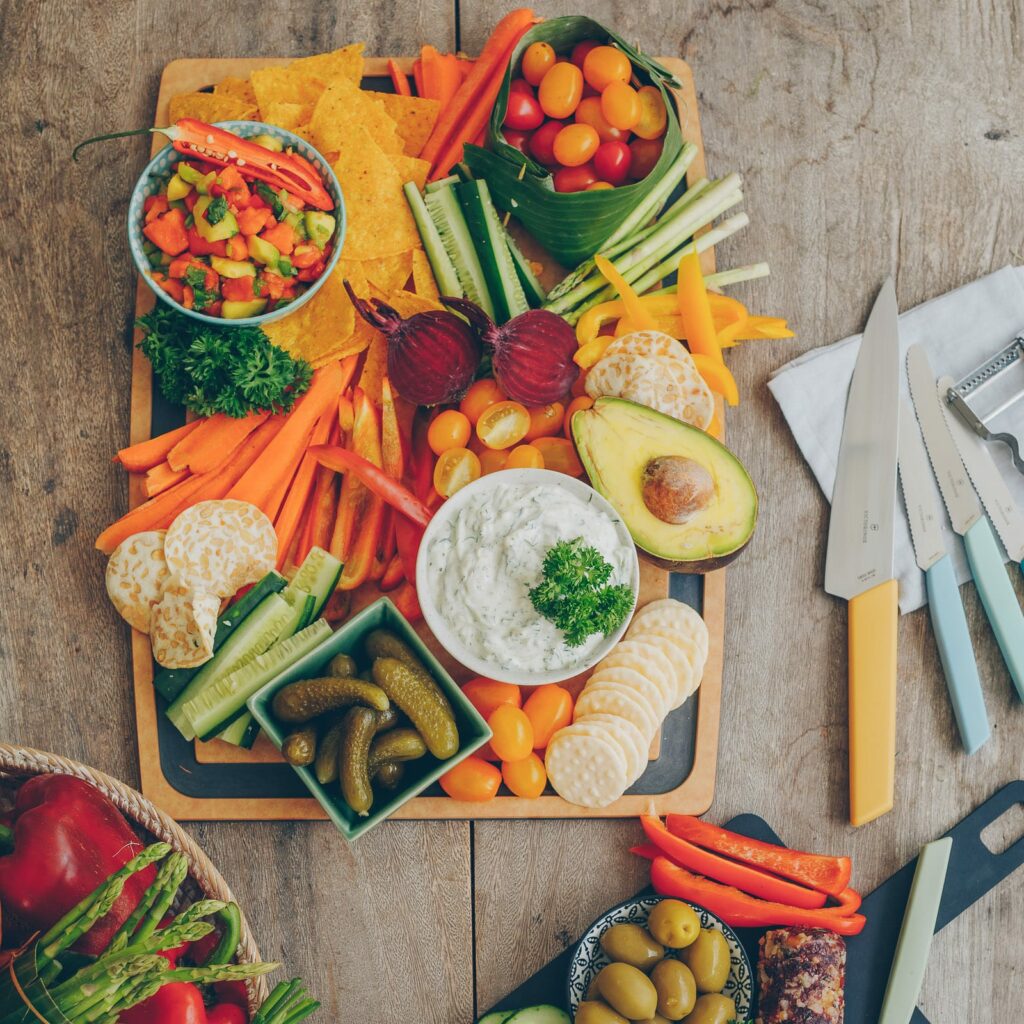 Apéro-Platte mit 2 Dips und Geschenk aus der Küche